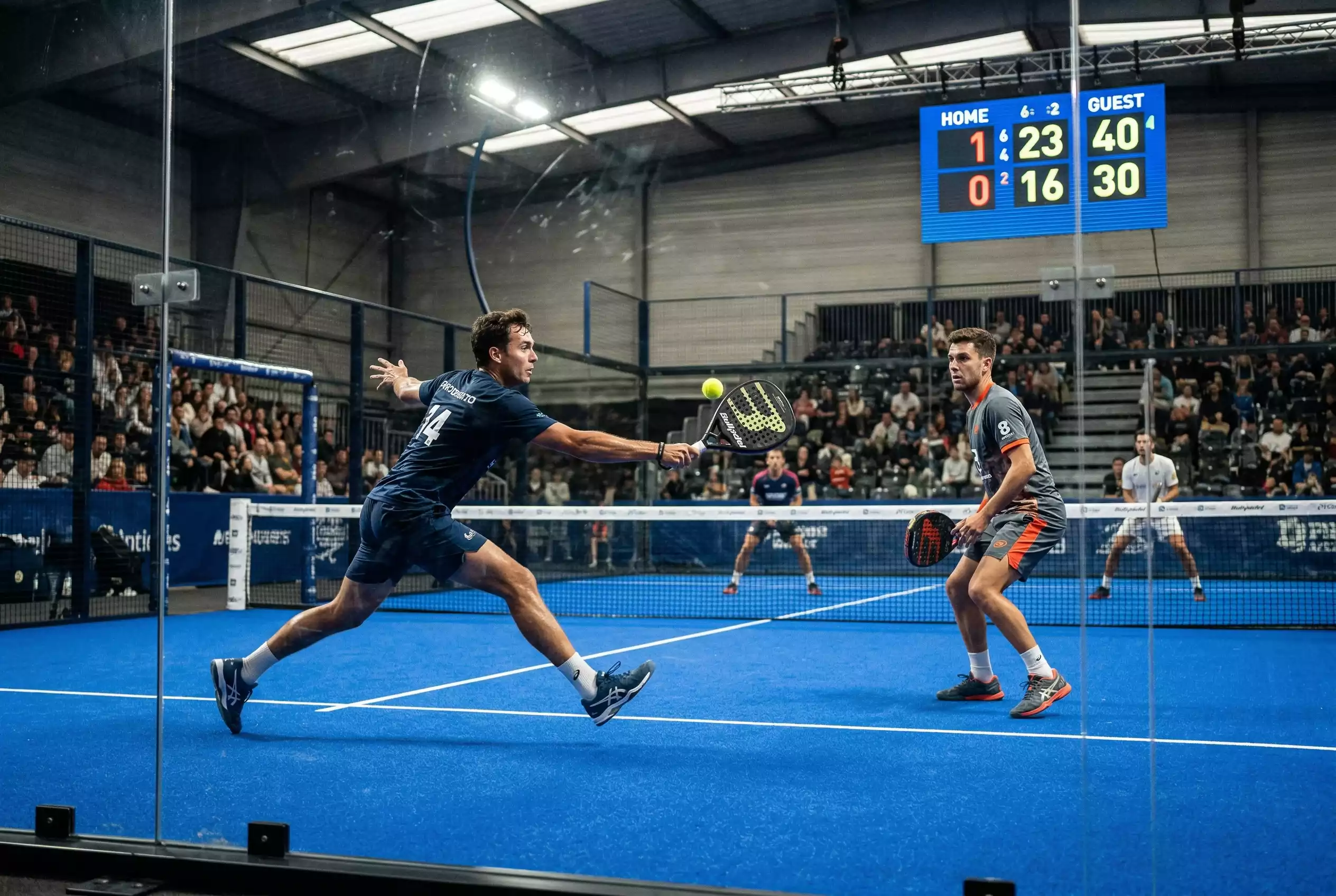 Partido de pádel profesional en pista cubierta con marcador electrónico visible