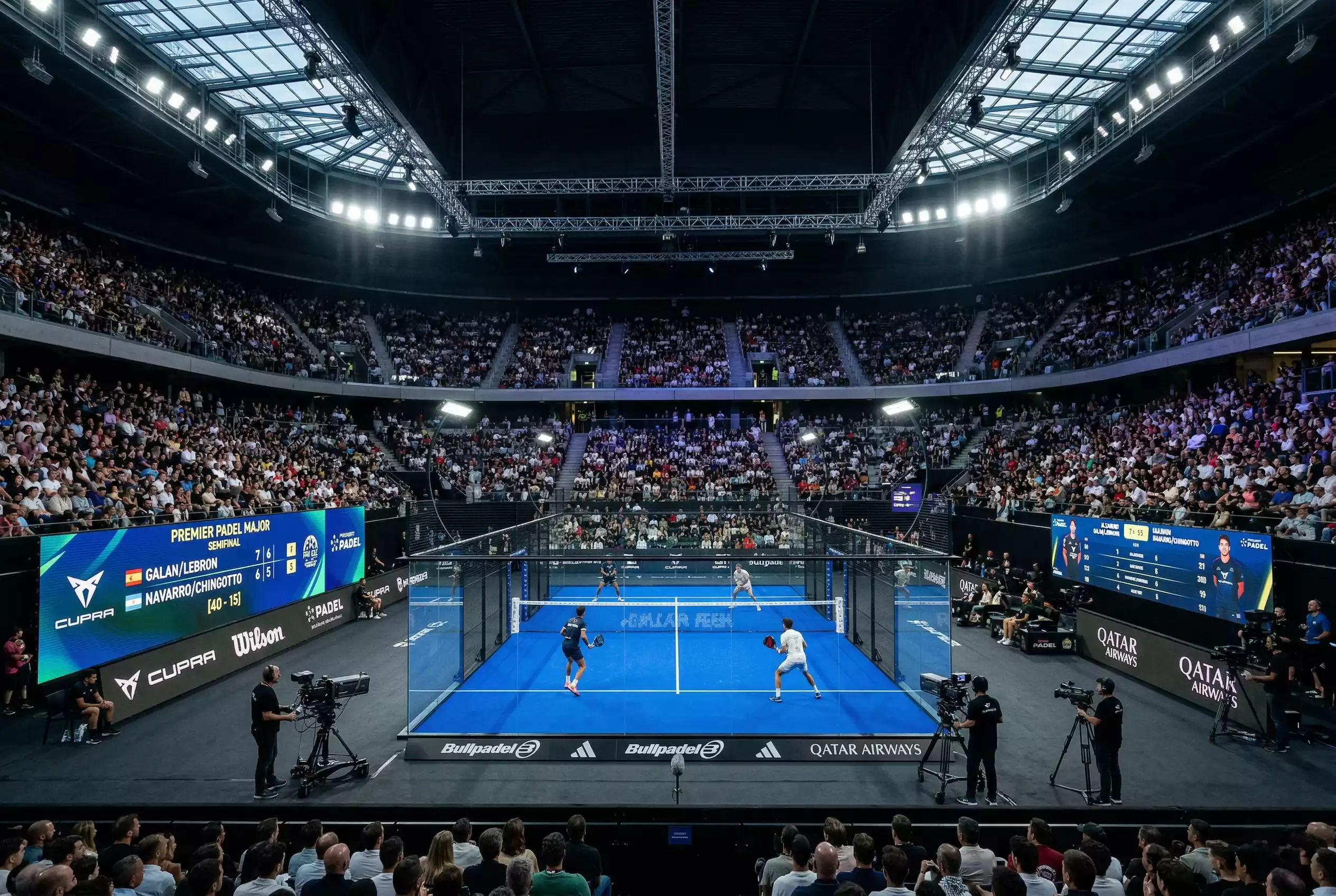 Arena de un torneo Major de Premier Padel con pista central iluminada y gradas llenas de espectadores